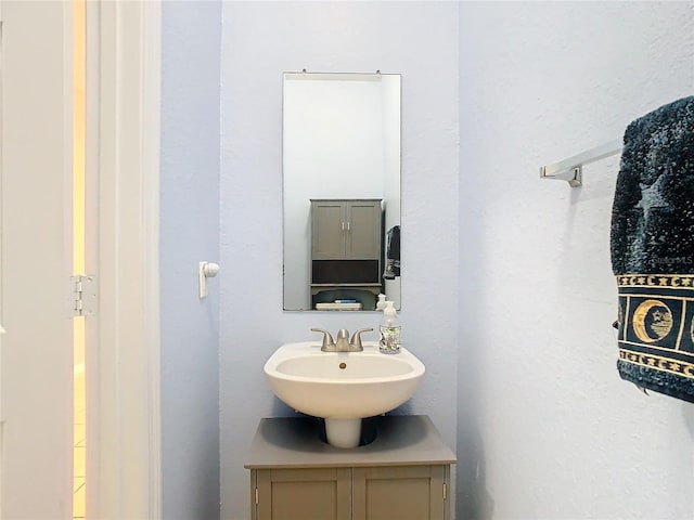 bathroom featuring sink