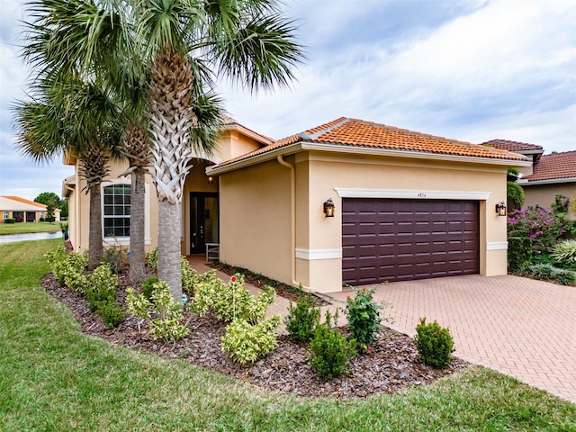 view of front facade featuring a garage