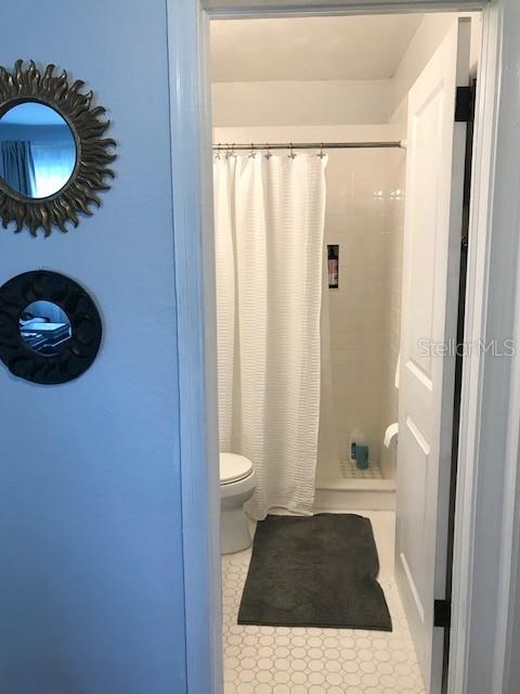 bathroom featuring toilet and a shower with curtain