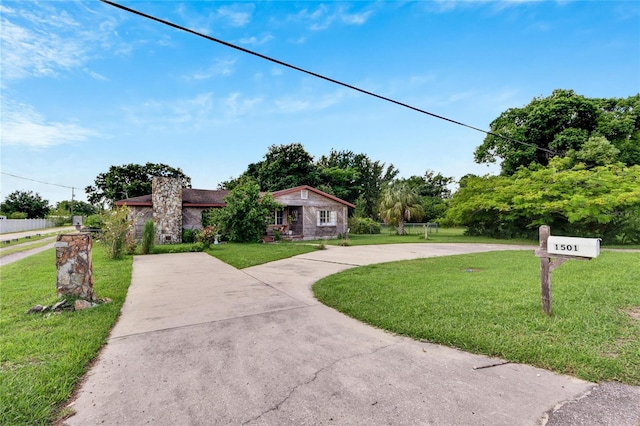 view of front of house featuring a front yard