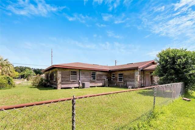 view of front of property featuring a front lawn and central air condition unit