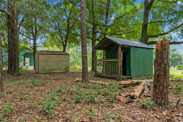 view of yard with a storage unit