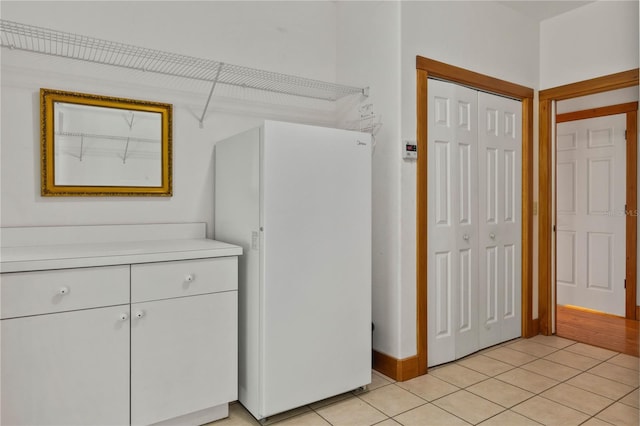 laundry room featuring light tile patterned flooring