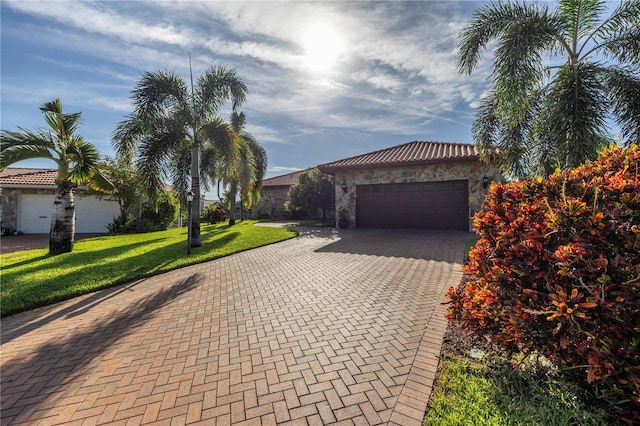 view of front of home featuring a front yard and a garage