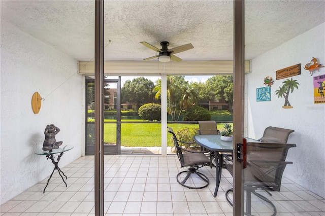 sunroom with ceiling fan