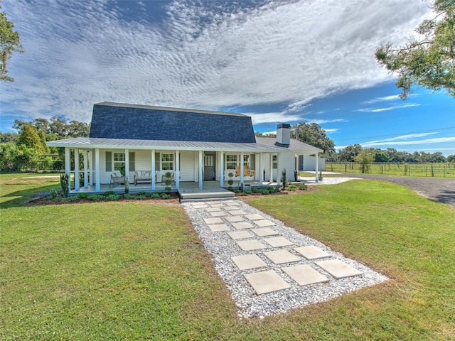 view of front of property featuring a front yard and a porch