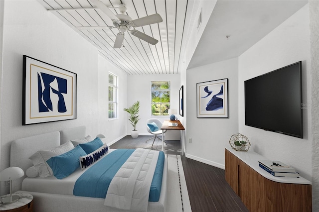 living room with dark wood-type flooring and ceiling fan