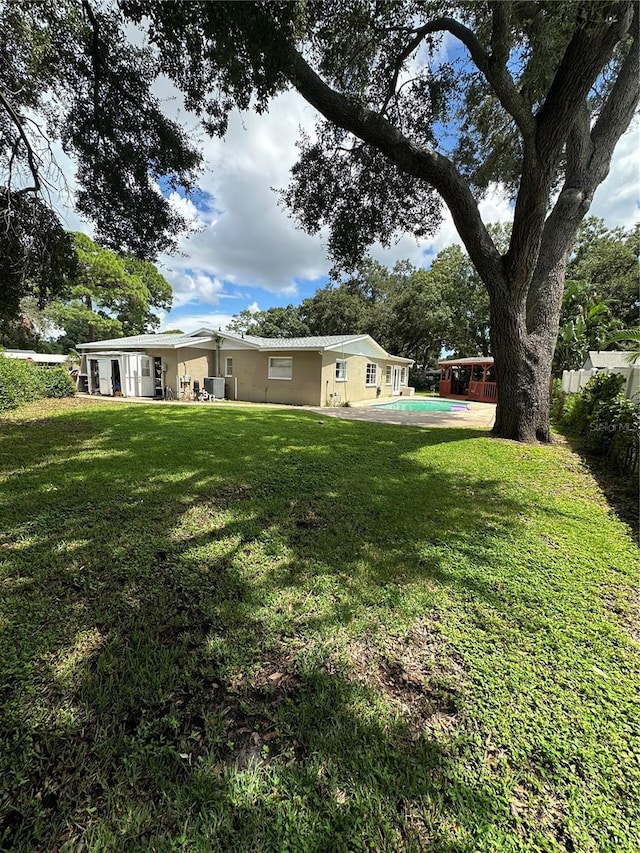 view of yard with a patio