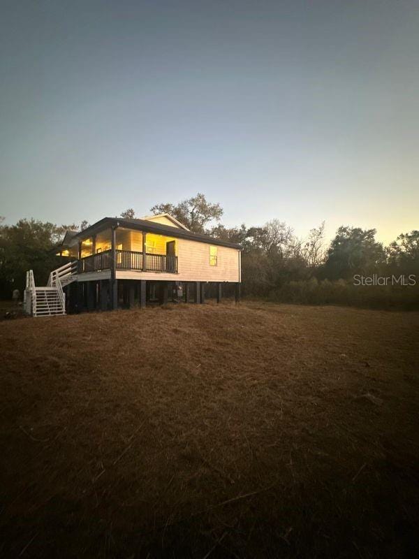 view of yard at dusk