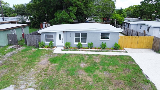 view of front of property featuring a front lawn