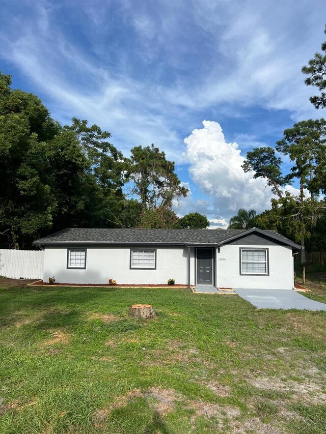 single story home with a front lawn