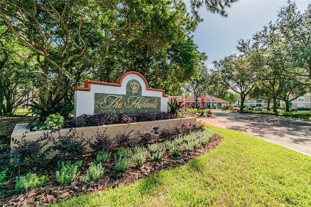 community / neighborhood sign with decorative driveway