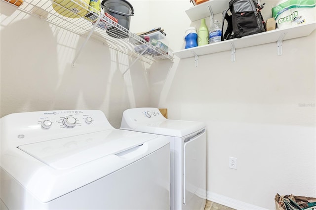 laundry room featuring laundry area, baseboards, and independent washer and dryer