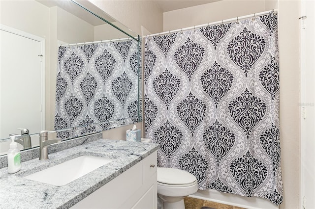 bathroom featuring a shower with curtain, vanity, and toilet