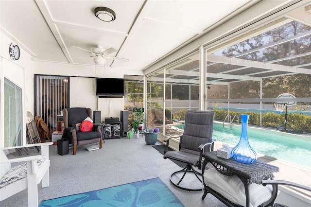 sunroom with ceiling fan