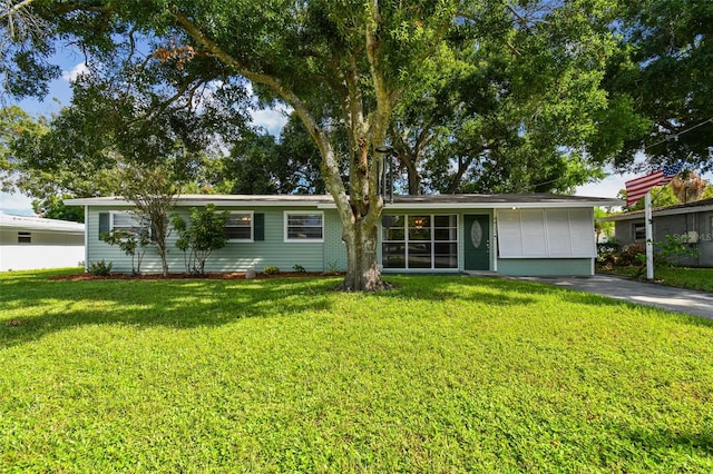 ranch-style house featuring a front yard