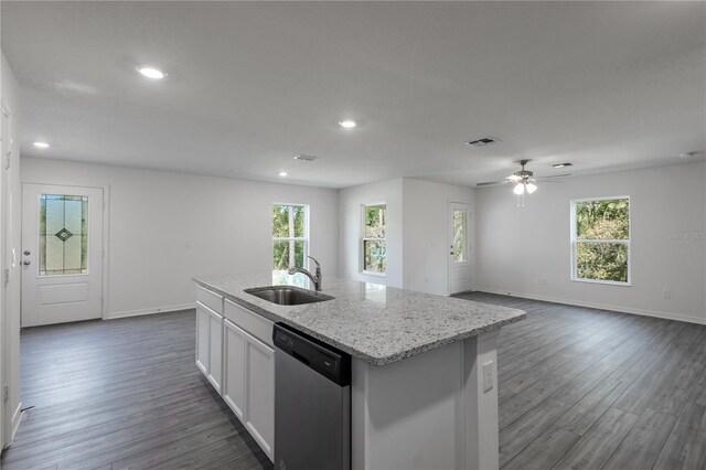 kitchen featuring hardwood / wood-style floors, an island with sink, stainless steel dishwasher, sink, and ceiling fan