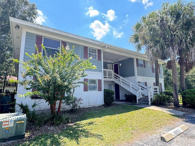 view of front facade featuring a front lawn