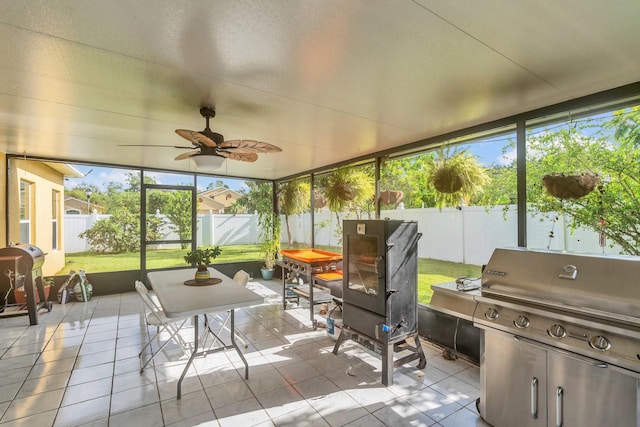 sunroom with ceiling fan