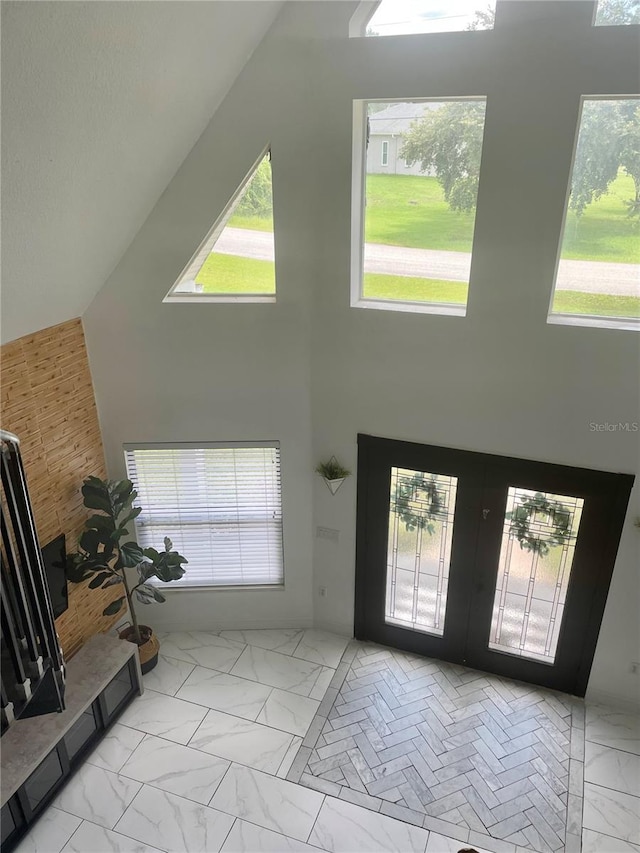 foyer entrance featuring a healthy amount of sunlight and vaulted ceiling