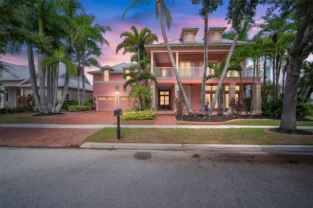 825 Islebay Dr, Apollo Beach, FL 33572 - view of front facade featuring a balcony, driveway, a garage, and stucco siding