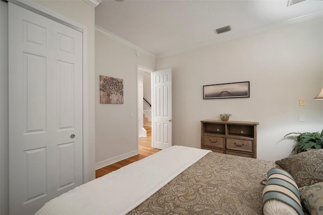 825 Islebay Dr, Apollo Beach, FL 33572 - bedroom featuring baseboards, visible vents, crown molding, and wood finished floors
