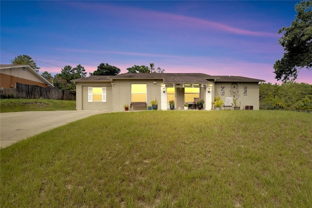 view of front of property featuring a yard