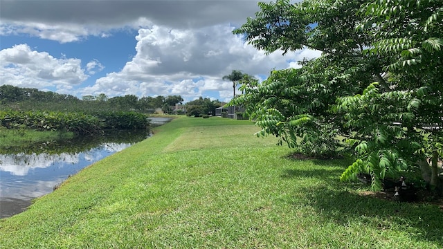 view of yard featuring a water view