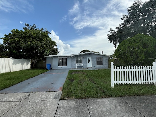 view of front of property with a front yard