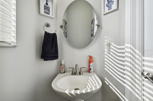 bathroom featuring sink