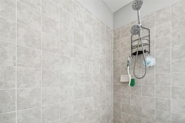 bathroom featuring a tile shower