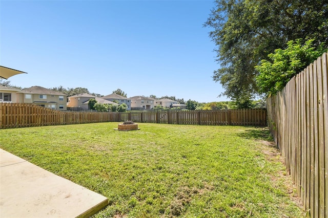 view of yard featuring a fire pit