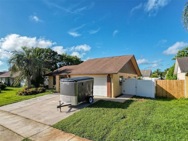 view of front of house featuring a garage, stucco siding, a front lawn, and a gate