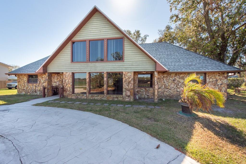 view of front of property featuring a front yard