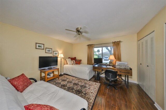 bedroom with dark wood-type flooring, a closet, and ceiling fan