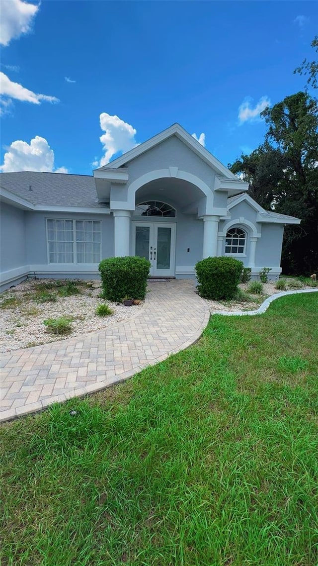 view of front of house featuring a front lawn