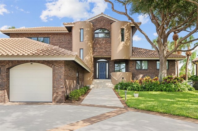 view of front of property featuring a front yard