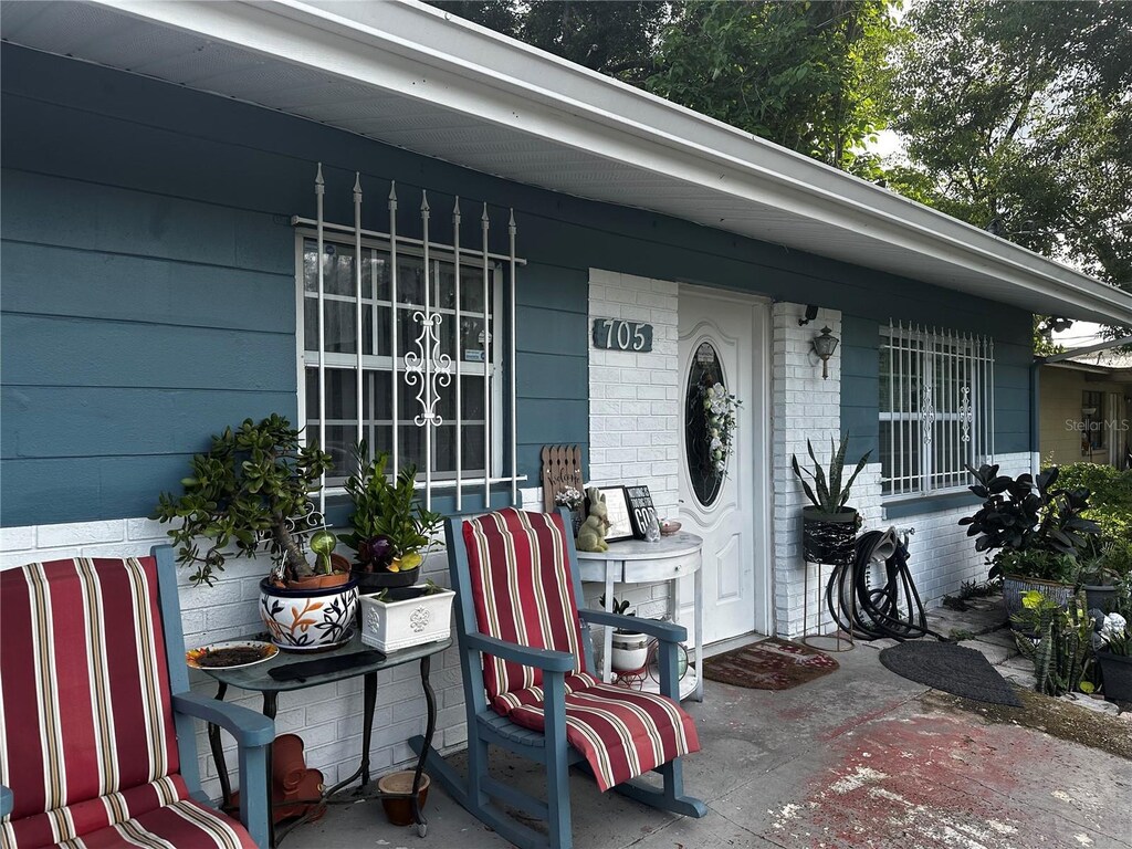 property entrance featuring covered porch