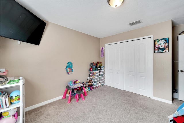 recreation room with carpet flooring