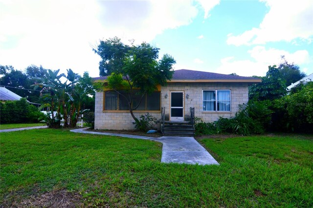 view of front of property featuring a front lawn