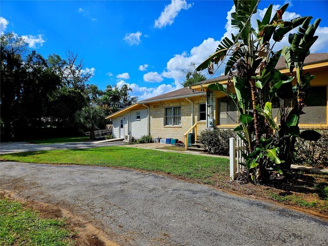 view of front facade with a front yard