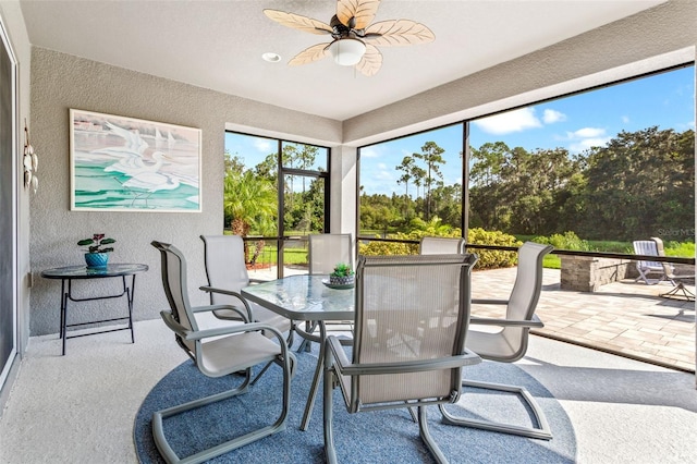 sunroom with ceiling fan