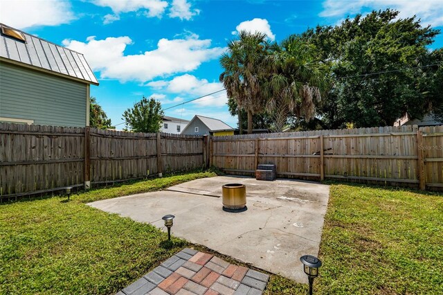 view of yard featuring a patio