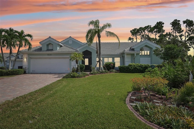 view of front facade featuring a yard and a garage