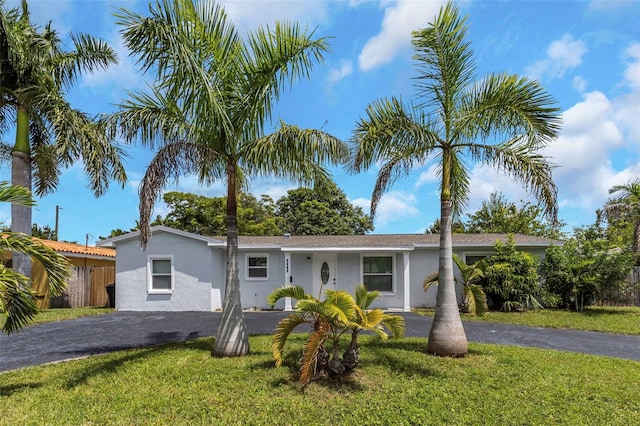 view of front of property featuring a front lawn