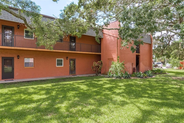 view of yard with a balcony