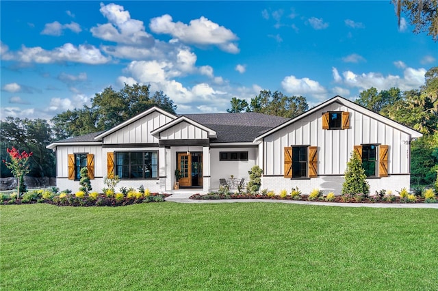 modern farmhouse style home featuring a front yard