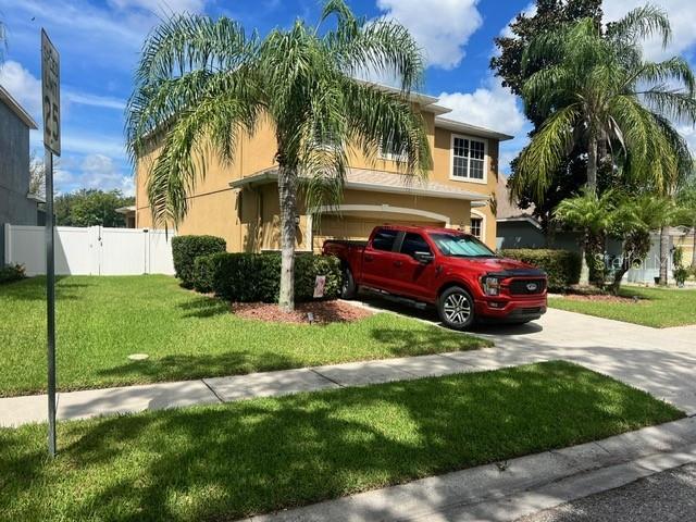 view of front facade with a front yard