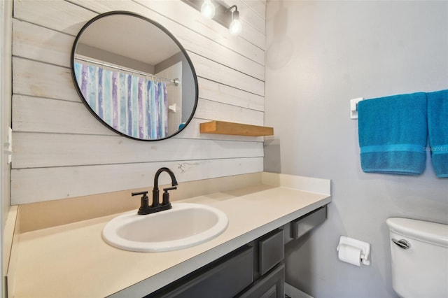 bathroom with vanity, toilet, and a shower with shower curtain