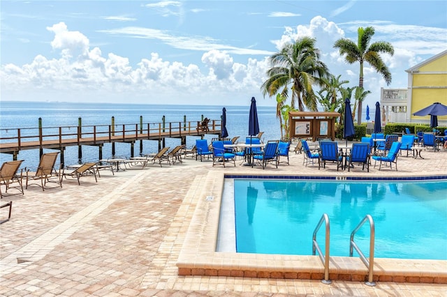 view of swimming pool featuring a water view